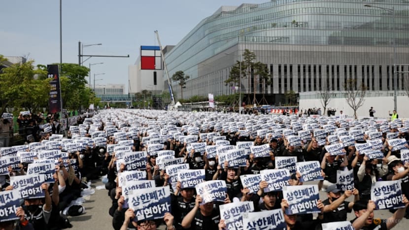 Exclusive-At Samsung, the global AI boom spurred a looming strike and deep divisions